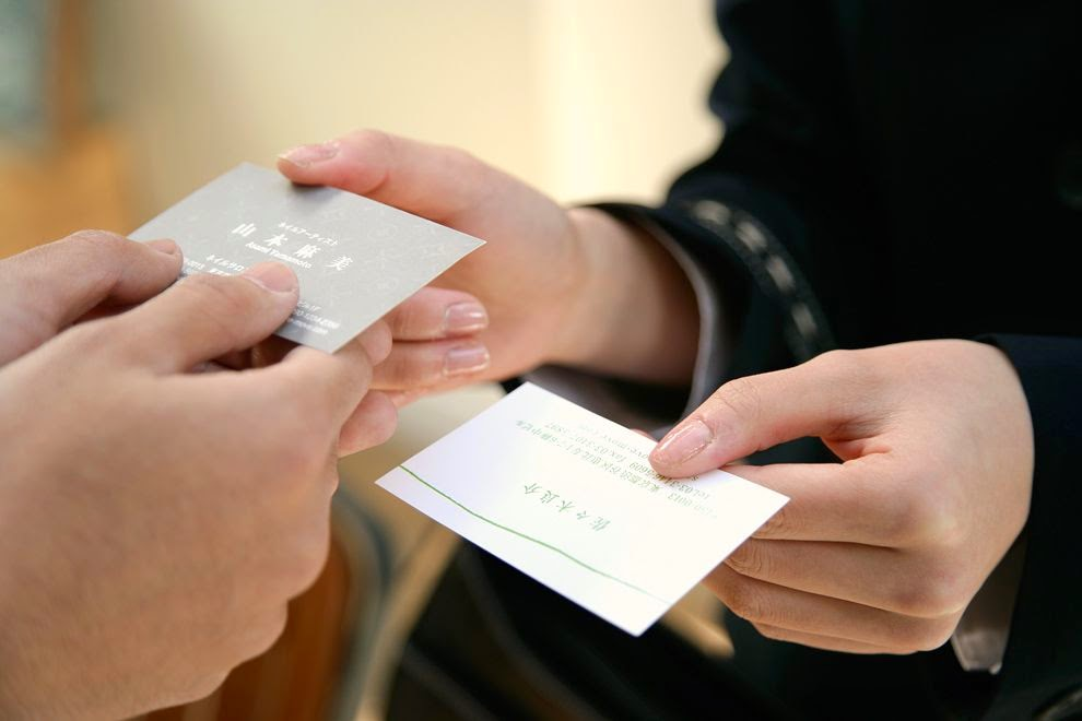 In name card phục vụ cho việc trao đổi thông tin